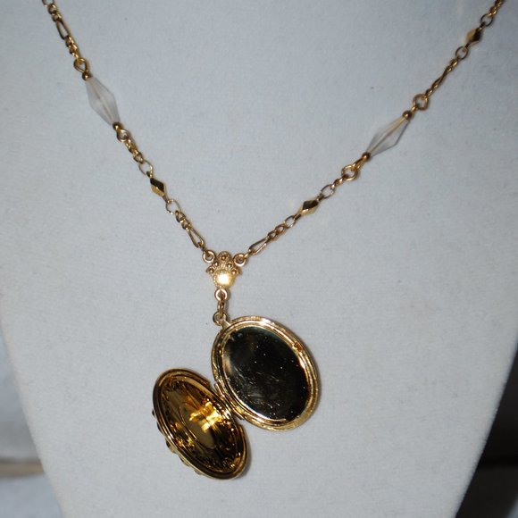 Gorgeous Floral Locket on Super Feminine Chain - Picture 3 of 8